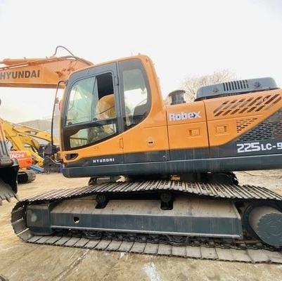 R225 Excavator (1)